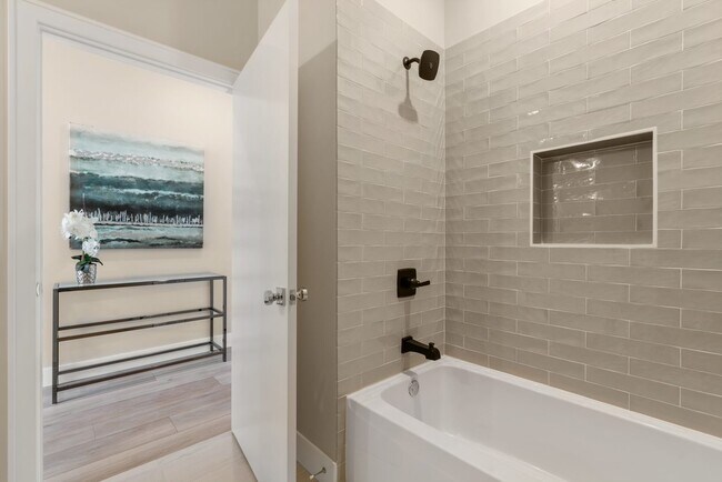 Building Photo - 1646 W Belmont Ave