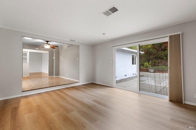 Building Photo - 700 Tamarack Dr