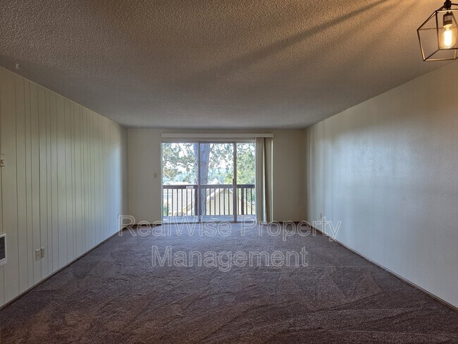 Building Photo - 2022 E 6th St