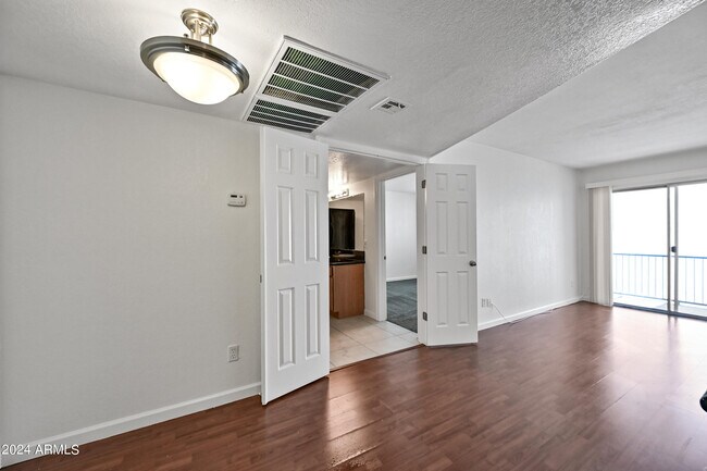 Building Photo - 740 W Elm St