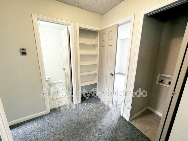 Building Photo - 915 Hathaway Dr