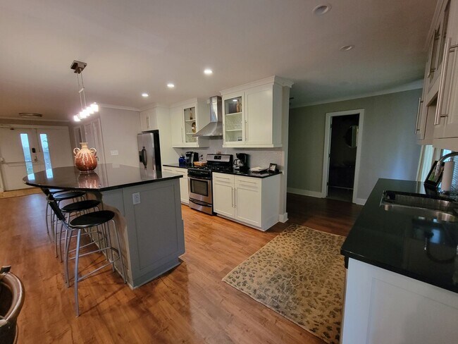 Building Photo - Massive 3 bed 3 bath on Boulevard!