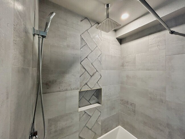 Building Photo - Cozy, Conveniently Located Large One Bedroom Condo!