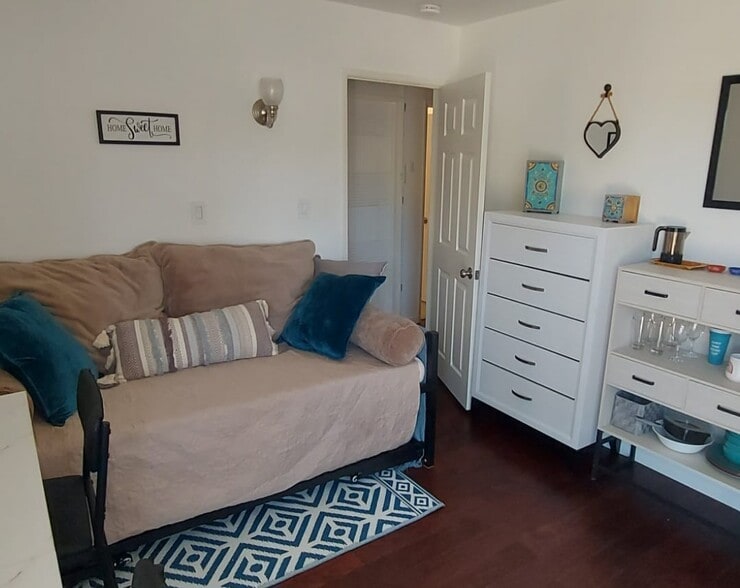Close-up of daybed - 224 F St