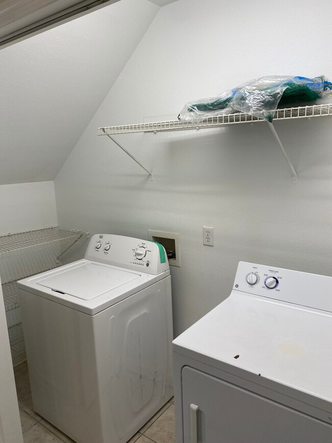 Building Photo - 97 Bass St