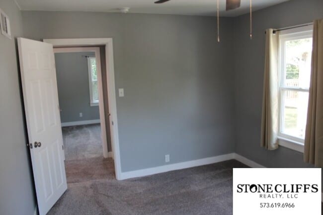 Building Photo - 708 Houchin St