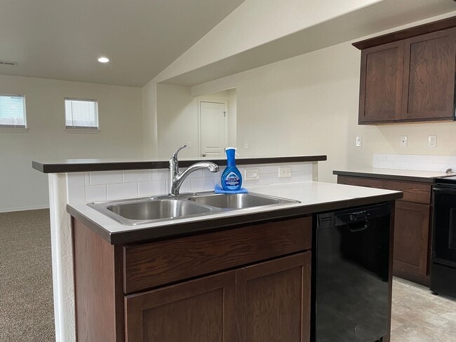 Building Photo - ***** Move in Special $400 off Fisrt Month...