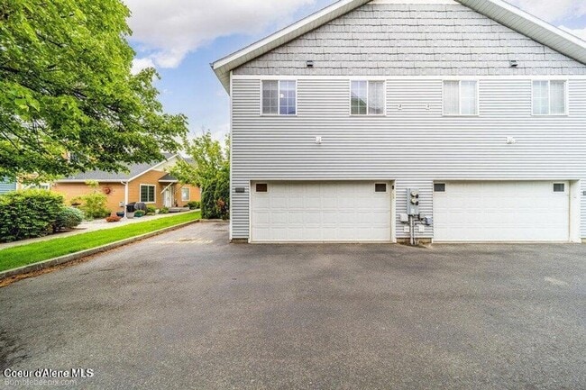 Building Photo - Beautiful Updated 3 Bedroom Condo with A/C, Garage & Fireplace in Forsythia Place!