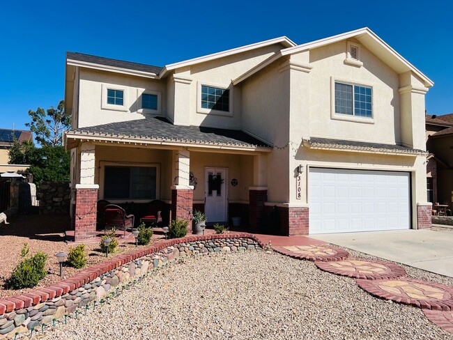 Building Photo - Charming 3-Bed, 2.5-Bath Home with Cozy Fi...