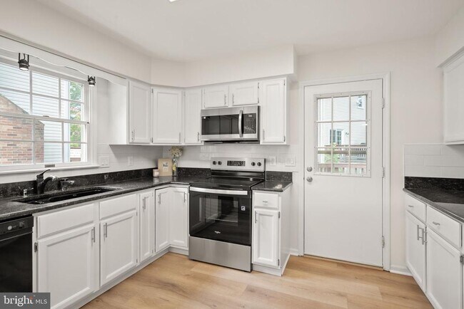Building Photo - 13647 S Springs Dr