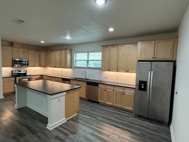 Building Photo - * MOVE IN SUMMER 6/19/2027 * 5 Bed 5.5 Bat...