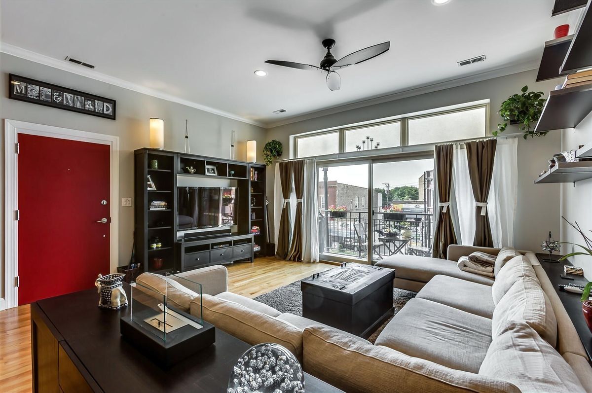 Building Photo - 2740 W Belmont Ave