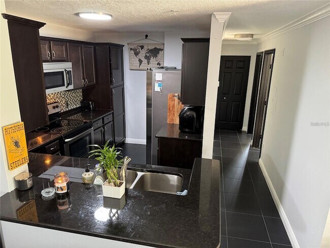 Building Photo - 1950 Summer Club Dr