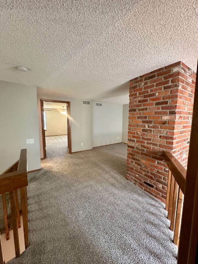 Building Photo - Don't Miss out on this 2 Bed +Loft Townhome in Northpark Available August 14th, 2026!