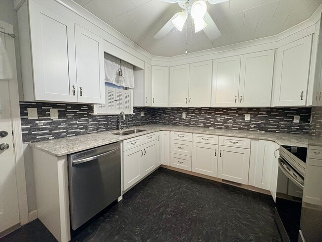 Building Photo - 3 Bedroom 2 Bathroom Cape Cod Available in York!