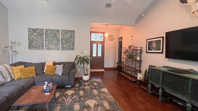 Building Photo - Beautifully Updated 3BR Home in Prime South Austin Location!