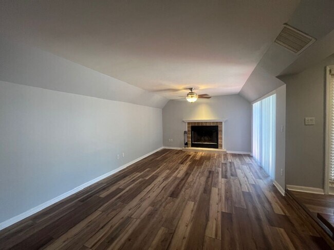 Building Photo - 2 Bedroom/2 Bathrrom Townhouse Close to Fo...