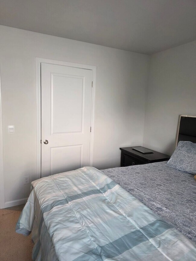 Building Photo - 5 BEDROOMS