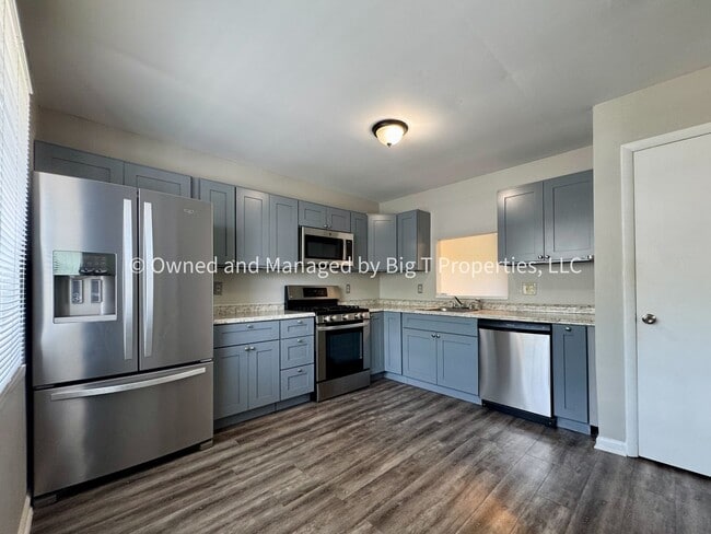 Building Photo - Large 3 Bed 2.5 Bath Completely Townhome i...