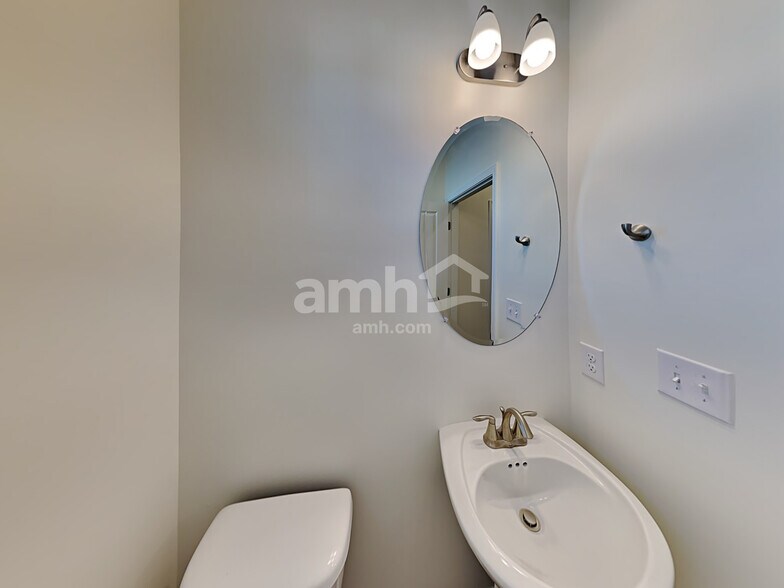 Building Photo - 2117 Overlake Cir