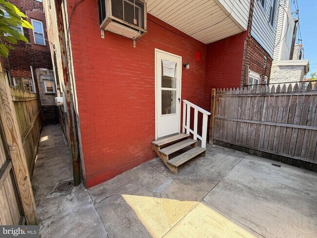 Building Photo - 2045 Snyder Ave