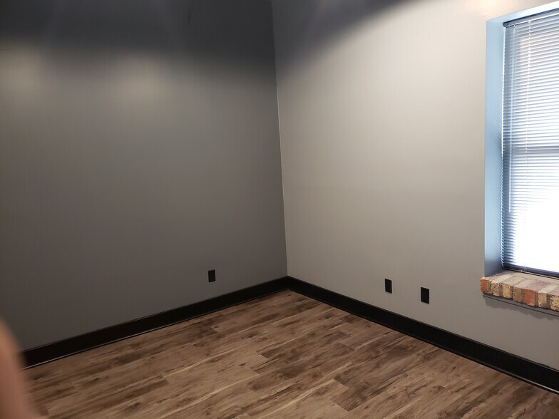 Building Photo - 329 S Washington Sq