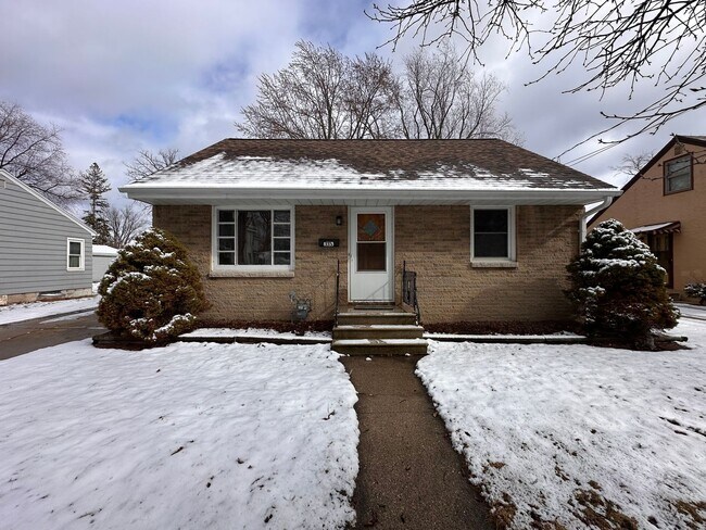 Building Photo - Recently Renovated 3 Bedroom 1 Bath Single Family Home!