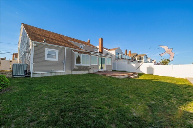 Building Photo - 4047 Greentree Dr