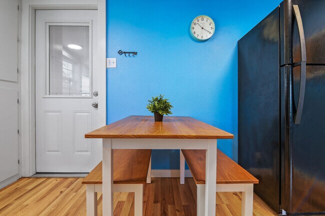 Building Photo - 822 N Ann St