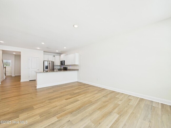 Building Photo - 458 Channel Drop Dr