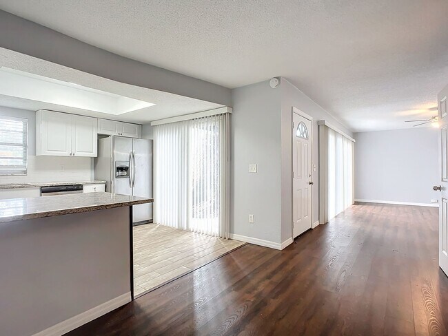 Building Photo - Coastal Charm Meets Modern Living: Your Dream Townhome in Port Orange Awaits!