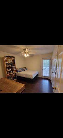 Building Photo - Room in Condo on Balfour Rd