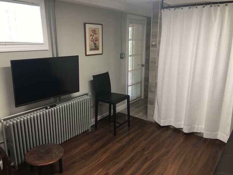 Private entrance. - 415 9th St