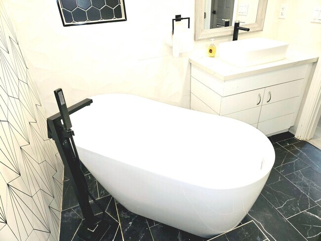 Building Photo - 451 E Lincoln Ave