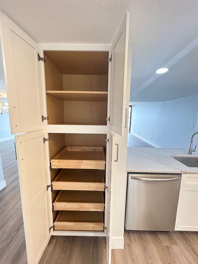 Building Photo - Beautifully Remodeled 2/2 Waterfront Unit in Gated Community!