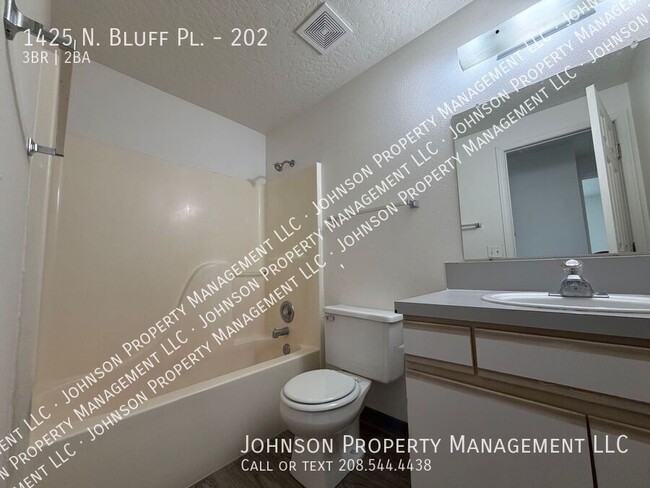 Building Photo - 1425 N Bluff Pl