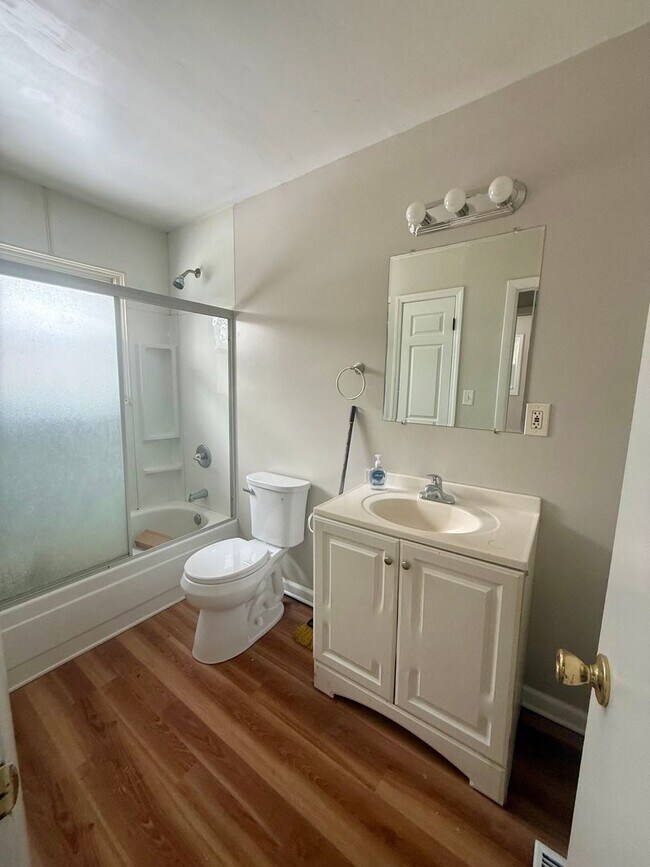 Building Photo - Two bedroom, 1 bath house in Burlington