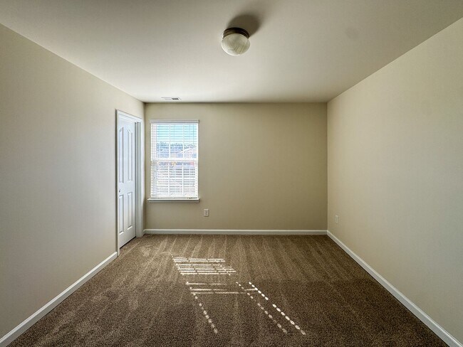 Building Photo - Lovely 5 Bed 3 Bath Home with Community Amenities