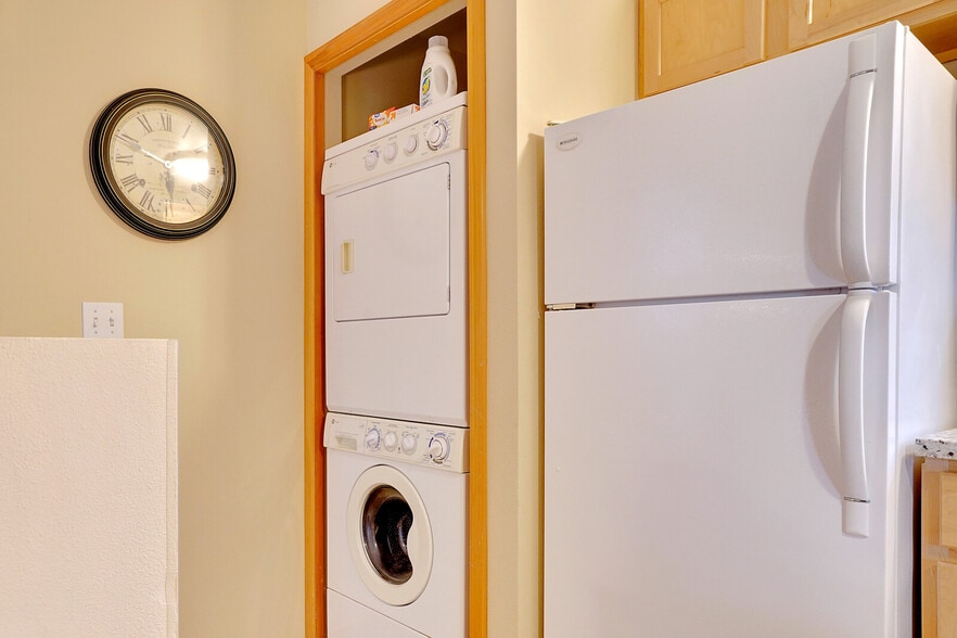 Building Photo - 731 Elm St SW