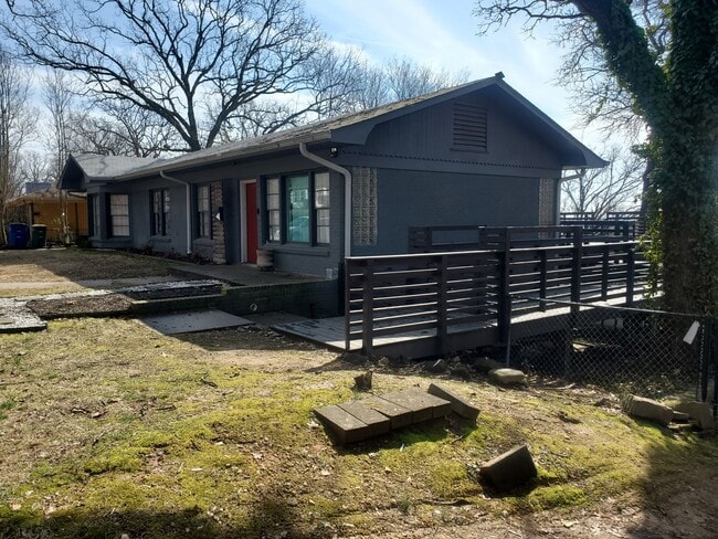 Building Photo - Call Peggy 501 676 1758