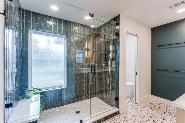 Building Photo - 2209 Fair Oaks Dr