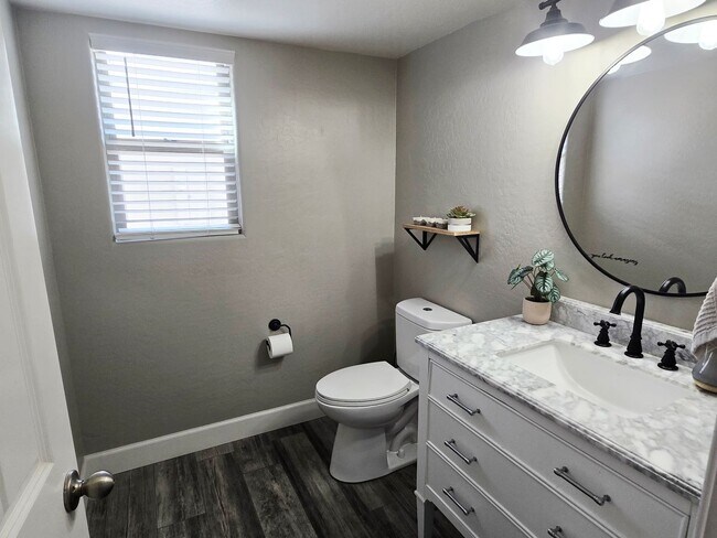 Building Photo - 2 story 3-bed, 2-bath home in San Tan Valley!