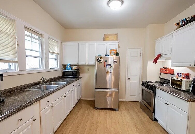 Building Photo - 576 Providence St