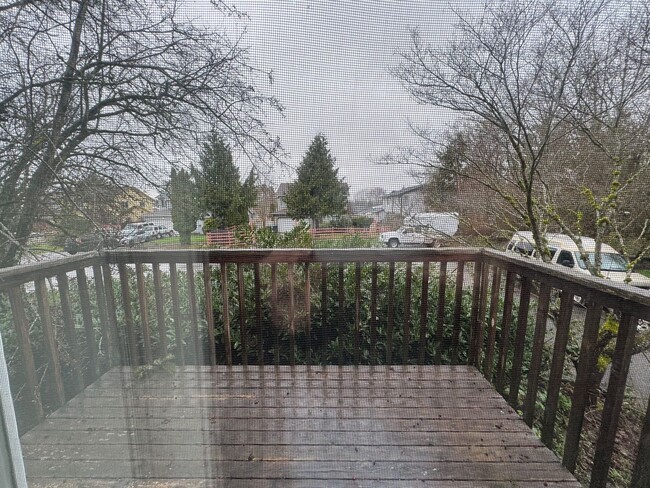 Building Photo - 3 Bed 1.5 Bath Townhouse w/ Garage Close t...