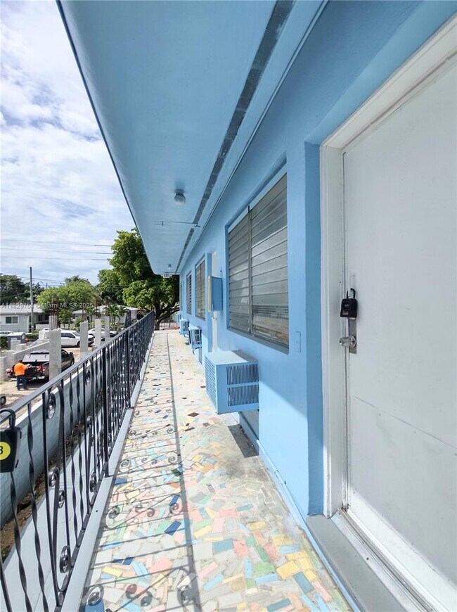 Building Photo - 1565 SW 6th St