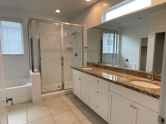Building Photo - Beautiful 3 Bedroom house in Trillium, Arr...