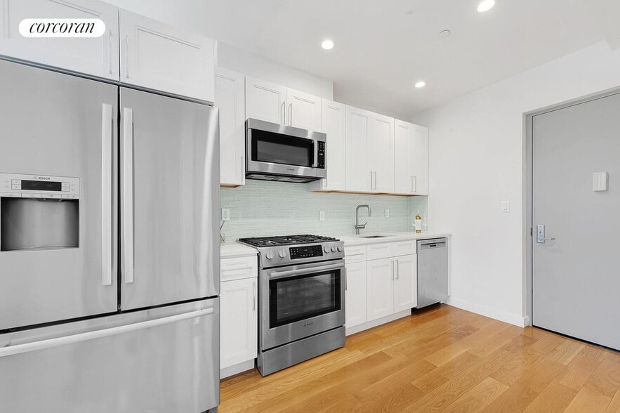 Building Photo - 21-17 31st Ave