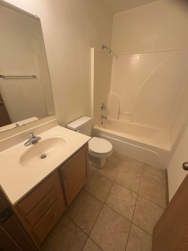 Building Photo - Four Bedroom 2.5 Bath Condo