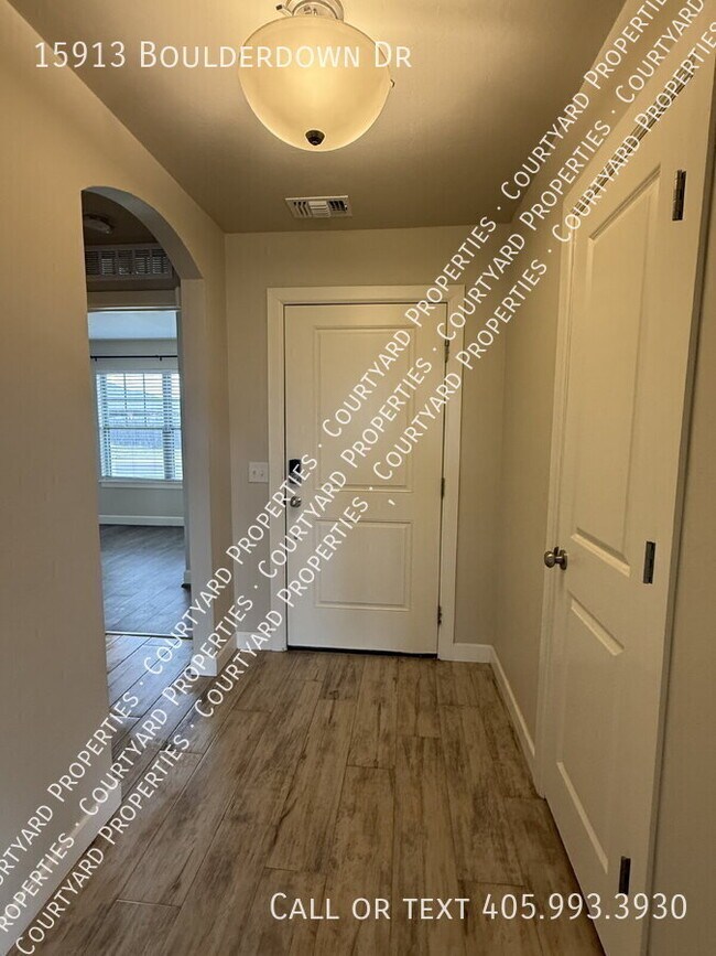 Building Photo - 15913 Boulderdown Dr