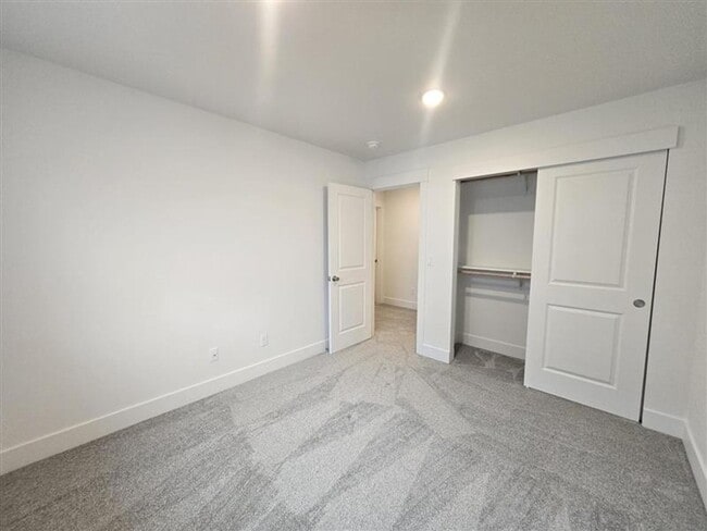Building Photo - 1 MONTH FREE WHEN YOU SIGN A 15 MONTH LEASE! BRAND NEW TOWNHOME IN THE DESIRABLE SOUTHRIDGE AREA!